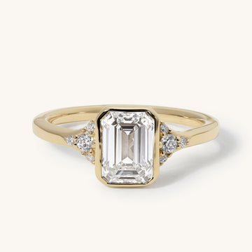 dilsey_emerald_bezel_solitaire_lab_grown_engagement_ring_01