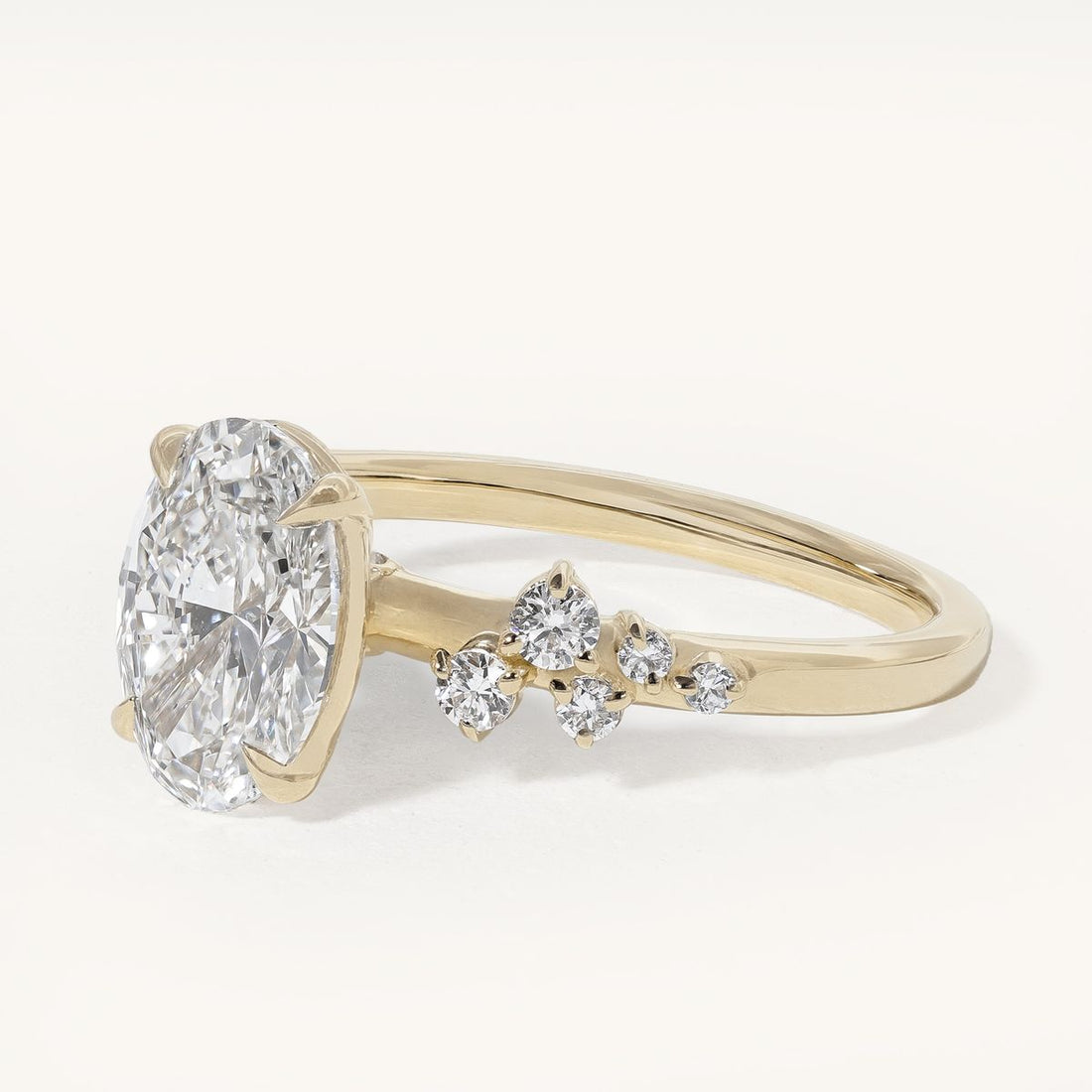 jacira_oval_solitaire_clustered_shoulders_engagement_ring_01