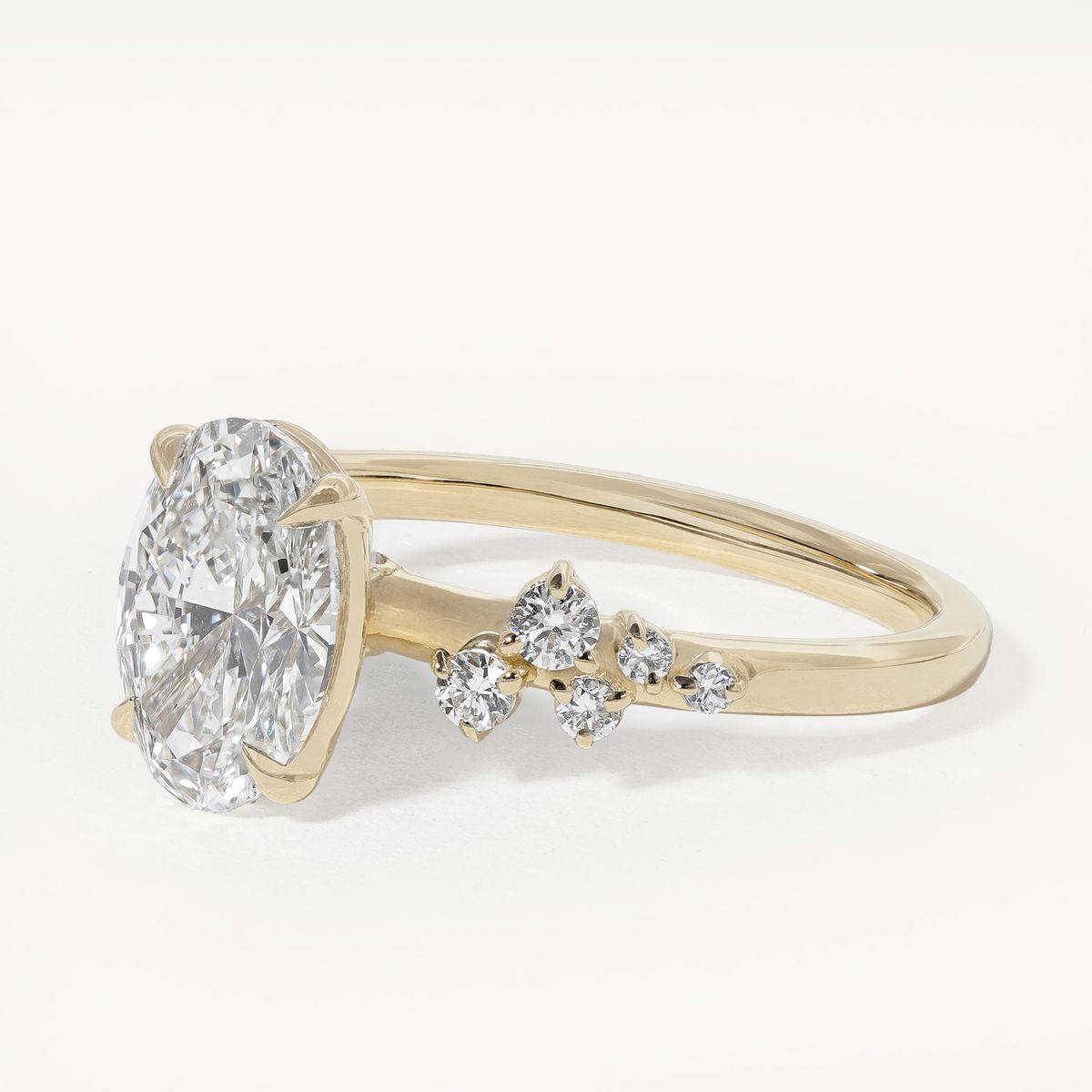 jacira_oval_solitaire_clustered_shoulders_engagement_ring_02