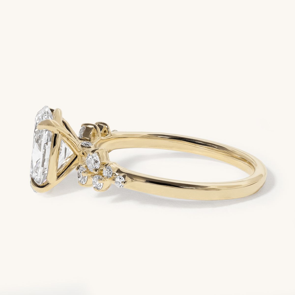 jacira_oval_solitaire_clustered_shoulders_engagement_ring_03